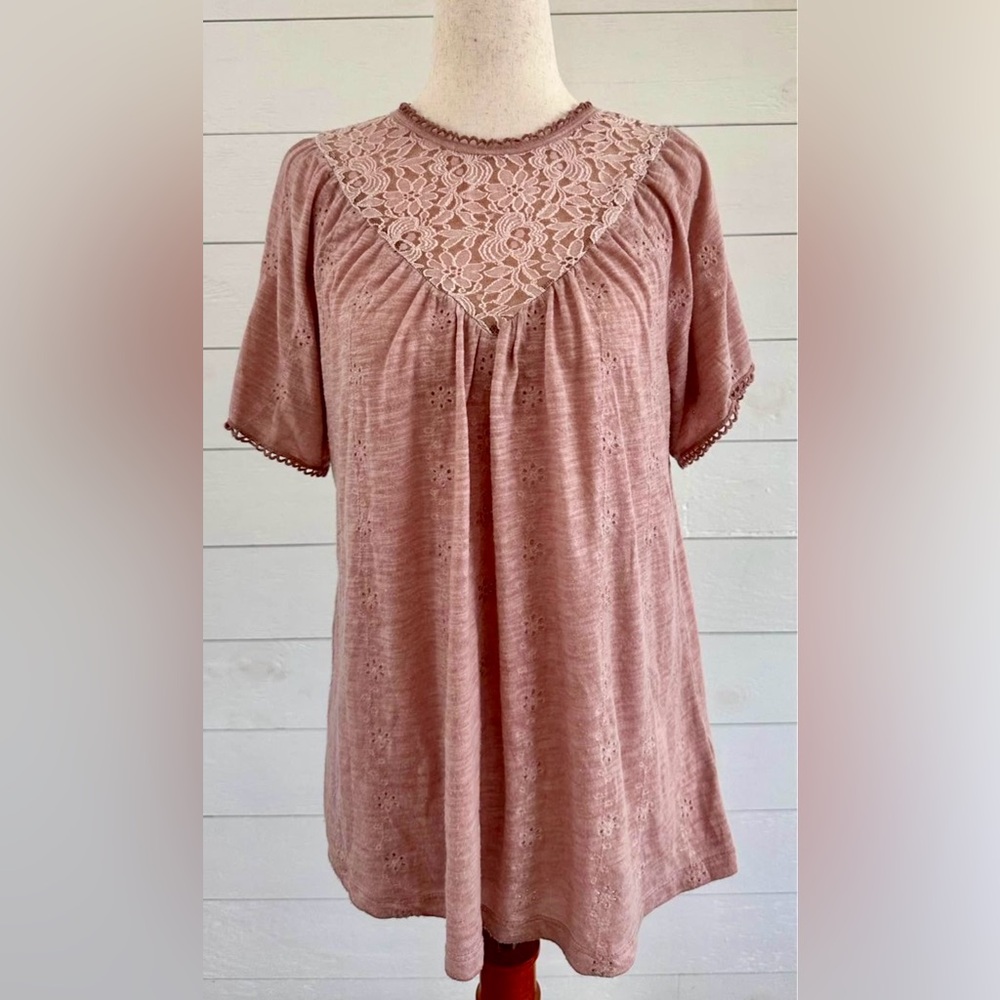 KNOX ROSE PINK TOP WITH LACE EMBROIDERY AND EYELET FLOWER PATTERN. 
SIZE: SMALL
